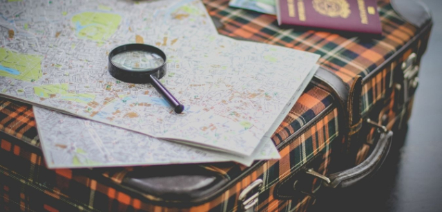 キャリーケース、パスポート、地図