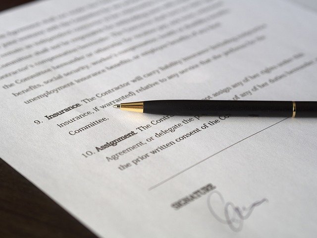 契約書とペン