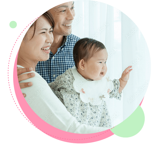 子供を抱いている家族の様子