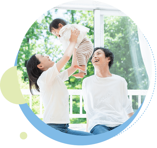 子供を抱いている家族の様子